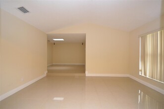 8592 NW 7th St in Coral Springs, FL - Building Photo - Building Photo