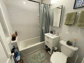 918 W Wolfram St, Unit 2 in Chicago, IL - Building Photo - Building Photo