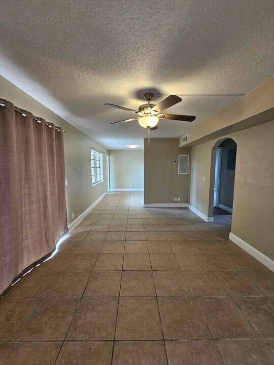 1200 W Blue Heron Blvd in West Palm Beach, FL - Building Photo