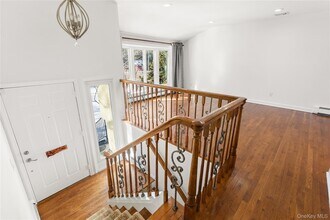 17 Lanier Ln in Bay Shore, NY - Building Photo - Building Photo