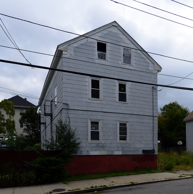 27 Camden Ave in Providence, RI - Foto de edificio - Building Photo