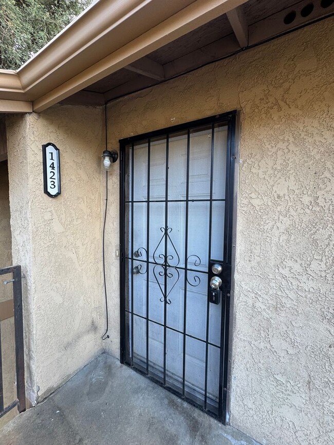 1417-1423 E Douglas Ave in Visalia, CA - Building Photo - Building Photo