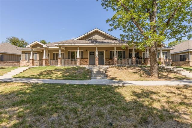 512 E Akard St in Weatherford, TX - Building Photo