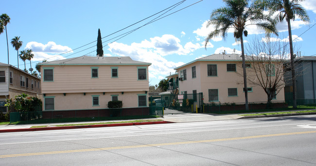 14306-14310 Vanowen St in Van Nuys, CA - Foto de edificio - Building Photo