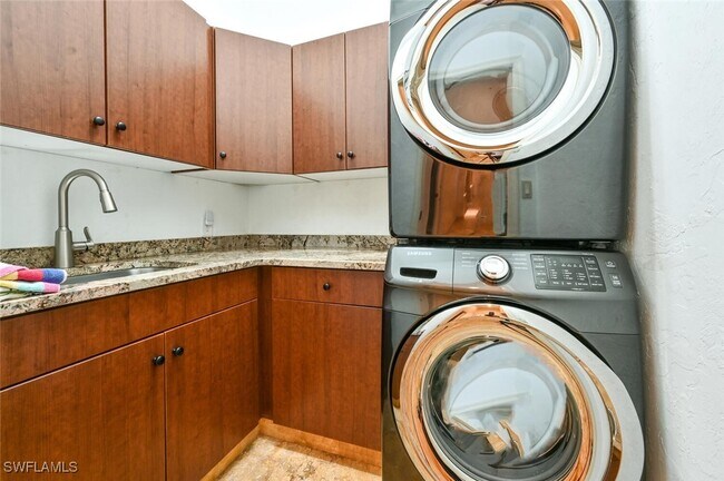 481 Crestwood Rd in Naples, FL - Building Photo - Building Photo