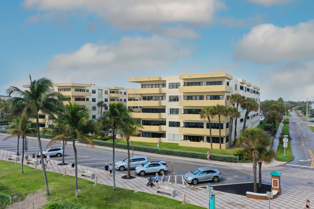 Beach House in Deerfield Beach, FL - Building Photo