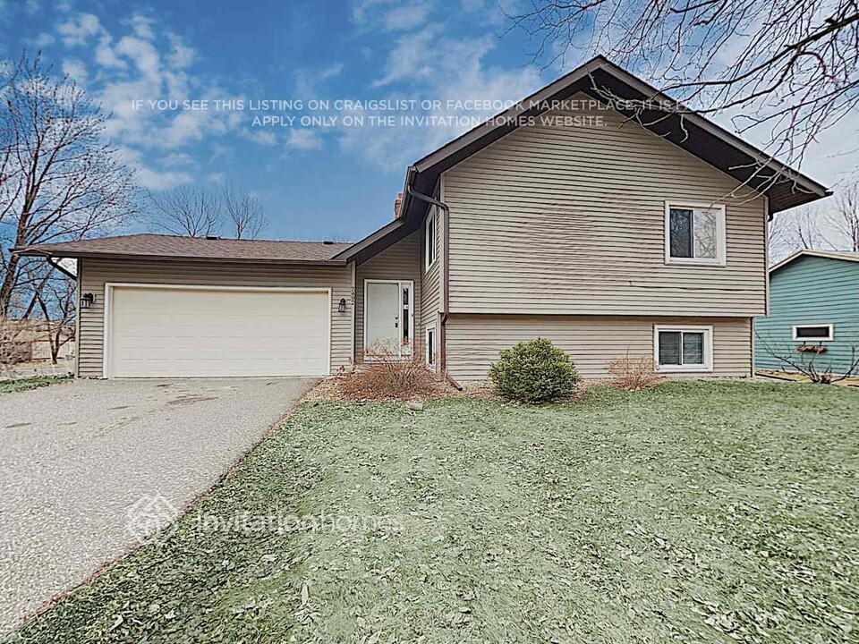 7492 Dallas Ln N in Maple Grove, MN - Building Photo