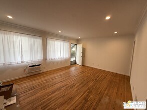 1057 S Genesee Ave in Los Angeles, CA - Building Photo - Building Photo