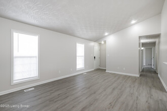 118 Holly Hills Dr in Louisville, KY - Foto de edificio - Building Photo