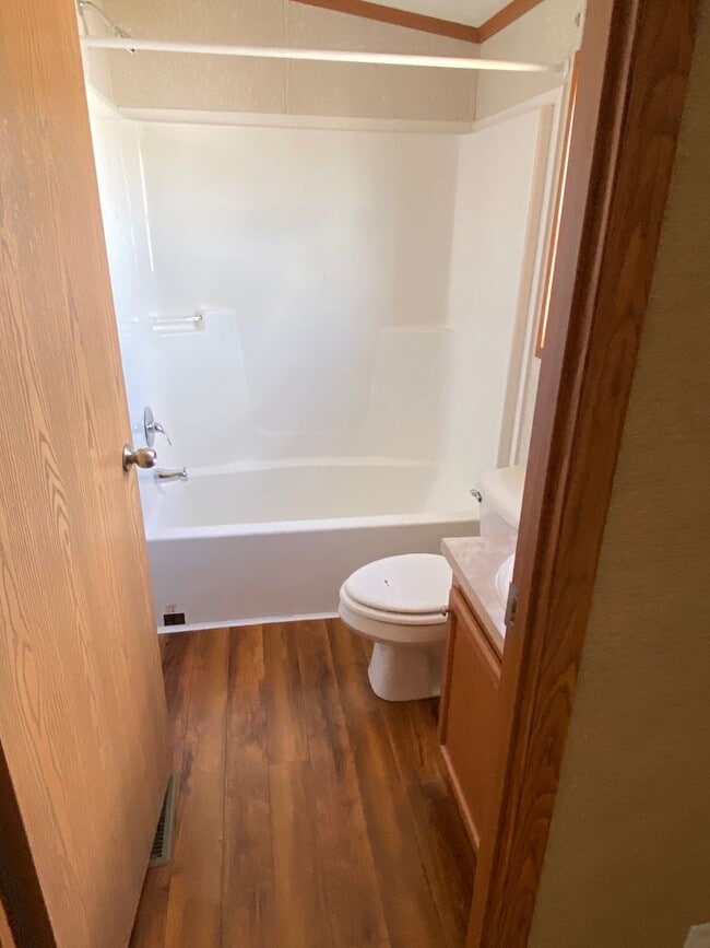 887 Cal Dr in Dickinson, ND - Building Photo - Building Photo