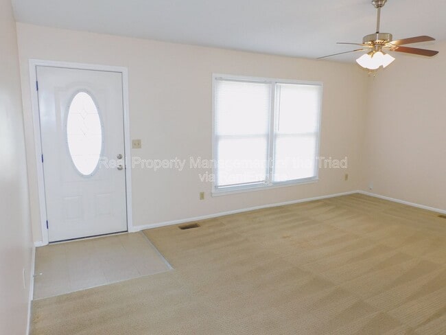 905 Tipperary Dr in Greensboro, NC - Building Photo - Building Photo