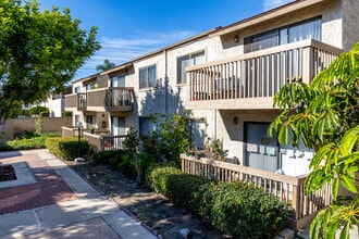 Lincoln Villas Apartment Homes in Anaheim, CA - Building Photo - Building Photo