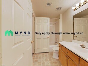 10553 Pine Pointe Ave-Unit -Unit 102 in Las Vegas, NV - Building Photo - Building Photo