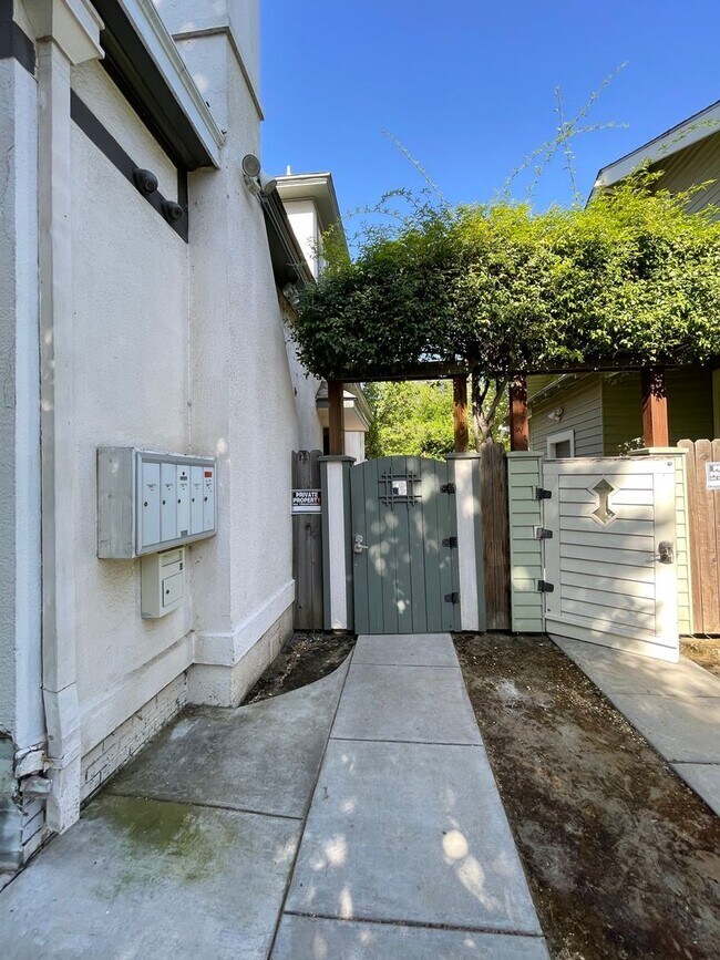 139 N College Ave in Fresno, CA - Building Photo - Building Photo