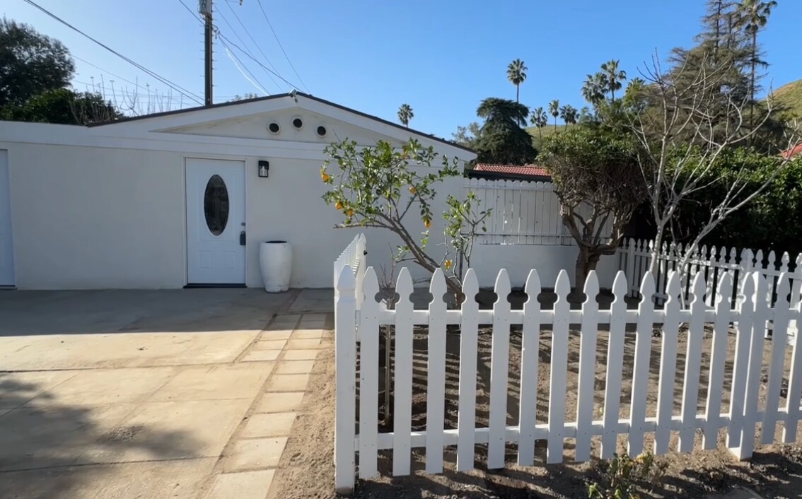 857 W Edgehill Rd in San Bernardino, CA - Building Photo