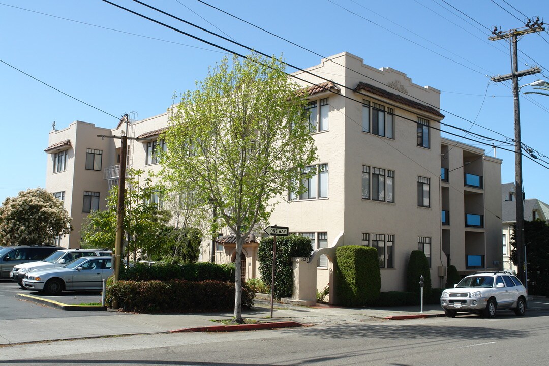 2030 Dwight Way in Berkeley, CA - Foto de edificio