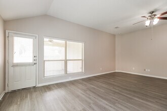 603 Lake View Dr in Montgomery, TX - Building Photo - Building Photo