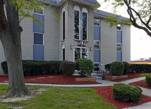 Kingston Court Apartments in Oregon, OH - Building Photo - Building Photo