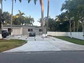 14920 N Spur Dr in Miami, FL - Building Photo - Building Photo