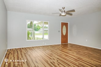 1003 Southern Pine Ln in Sarasota, FL - Building Photo - Building Photo