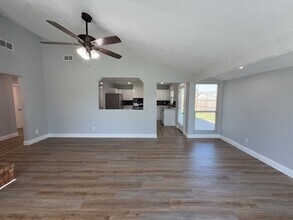 8917 Vernon Dr in Rowlett, TX - Foto de edificio - Building Photo