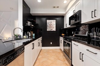 5037 Rosewood Ave, Unit 101 in Los Angeles, CA - Building Photo - Building Photo