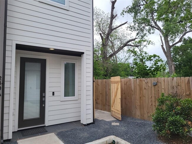 240 Julia St in Houston, TX - Building Photo - Building Photo