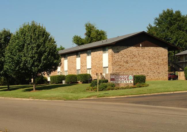 Broadway Terrace Apartments in Clinton, MS - Foto de edificio - Building Photo