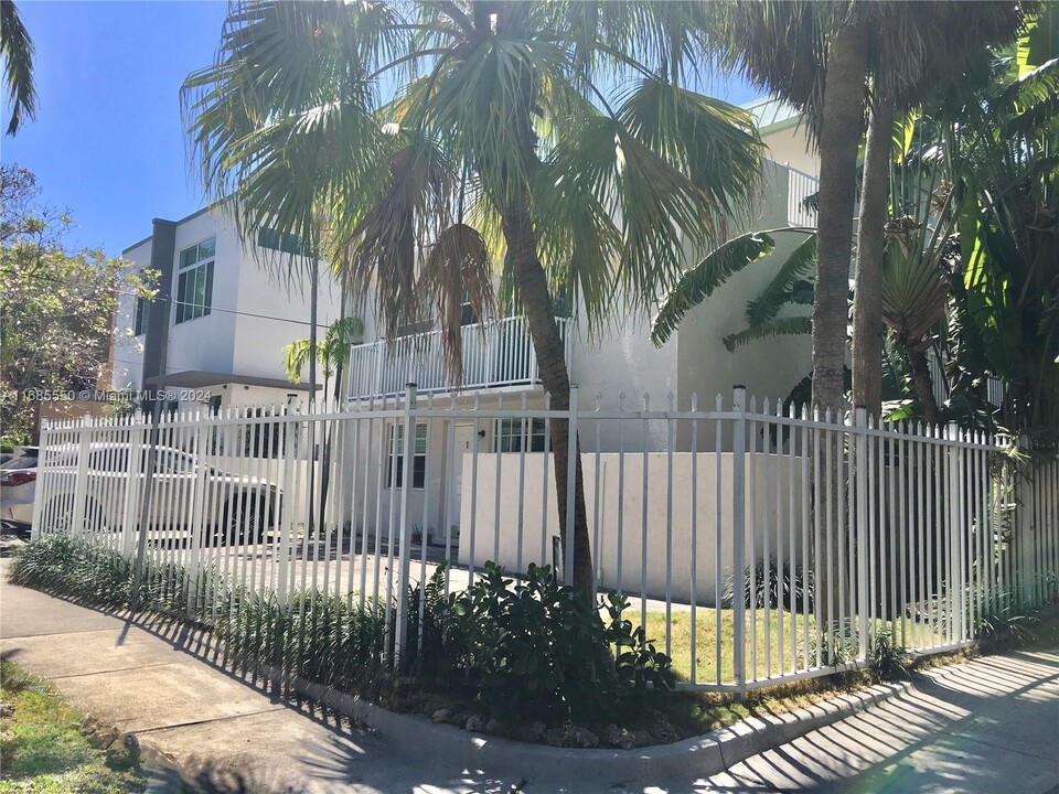 3203 Mary St in Miami, FL - Building Photo