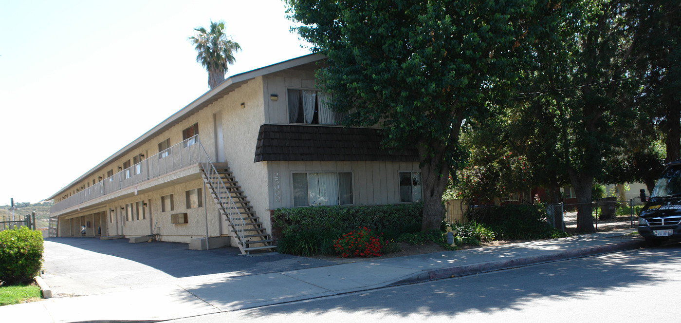 25000 Walnut St in Newhall, CA - Building Photo