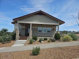 1040 SE Greenleaf Ln in Madras, OR - Building Photo