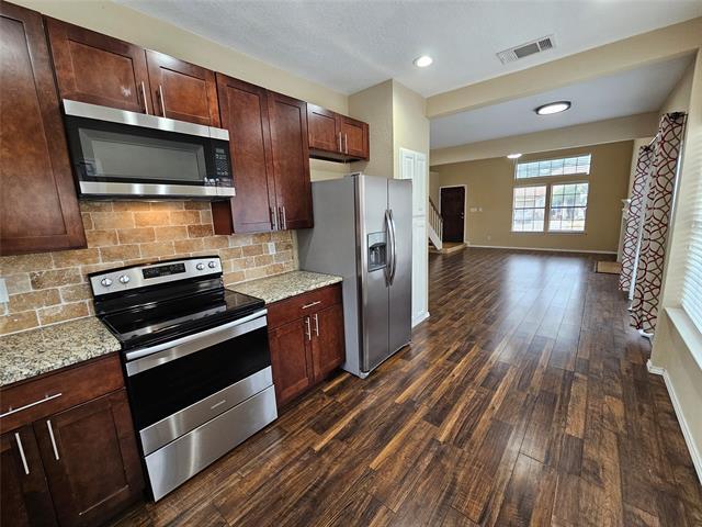 608 Fiesta Cir in Irving, TX - Foto de edificio - Building Photo