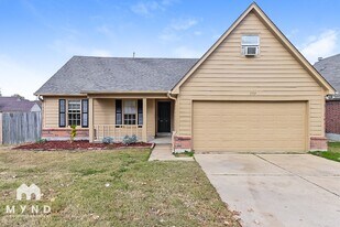 7792 Lowrance Rd in Memphis, TN - Building Photo