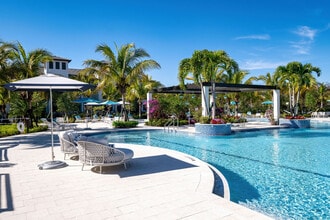 Town Hollywood in Hollywood, FL - Building Photo - Building Photo
