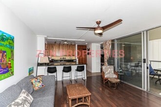 2600 Pualani Way in Honolulu, HI - Building Photo - Building Photo