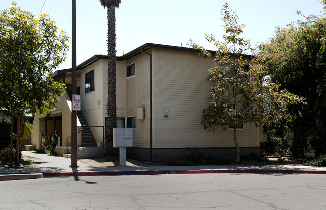Las Brisas I Apartments in Signal Hill, CA - Building Photo - Building Photo