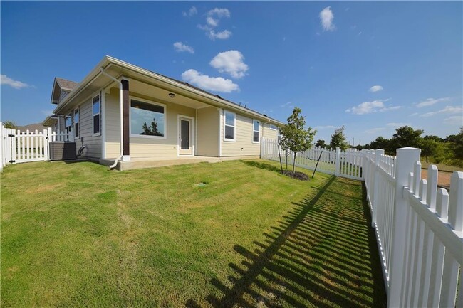 1701 Logan Dr-Unit -31 in Round Rock, TX - Foto de edificio - Building Photo