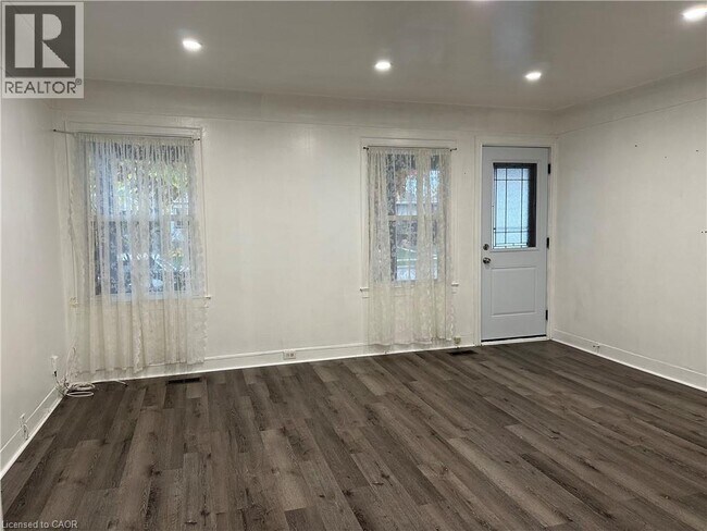 21 Stapleton Ave in Hamilton, ON - Building Photo - Building Photo