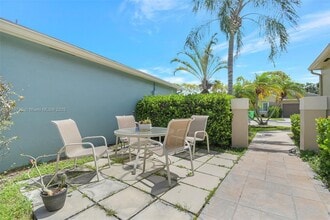 303 E Riverbend Dr in Sunrise, FL - Foto de edificio - Building Photo