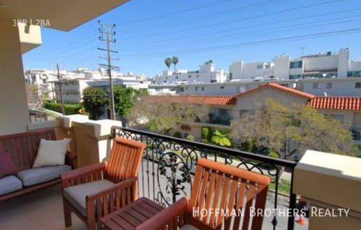 11911 Mayfield Ave in Los Angeles, CA - Foto de edificio - Building Photo