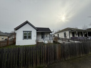 1321 SE Mill St in Roseburg, OR - Building Photo - Building Photo