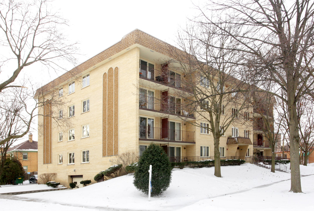 Pinecrest Condominiums in Arlington Heights, IL - Building Photo