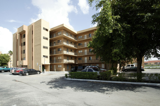 La Riviera Apartments in Hialeah, FL - Foto de edificio - Building Photo