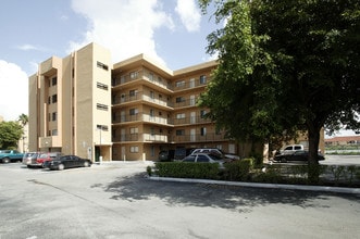 La Riviera Apartments in Hialeah, FL - Building Photo - Building Photo
