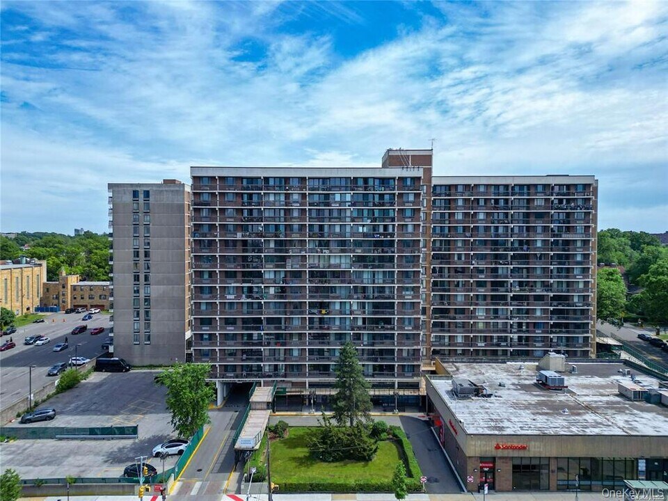 150-38 Union Tpke in New York, NY - Building Photo