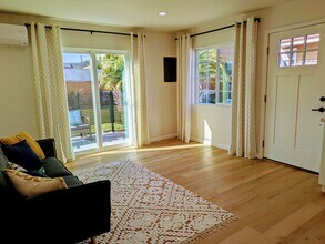 4250 E Overlook Dr, Unit 1-bedroom cottage in San Diego, CA - Foto de edificio - Building Photo