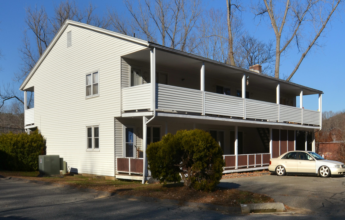 Shamrock West in Stafford Springs, CT - Foto de edificio