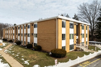 Falls Landing in Cuyahoga Falls, OH - Foto de edificio - Building Photo