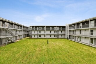 The Leonne in Metairie, LA - Building Photo - Building Photo
