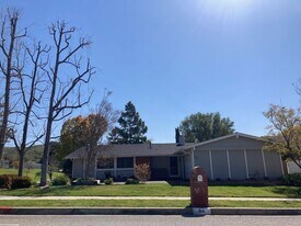 94 Oakleaf Ave in Oak Park, CA - Building Photo